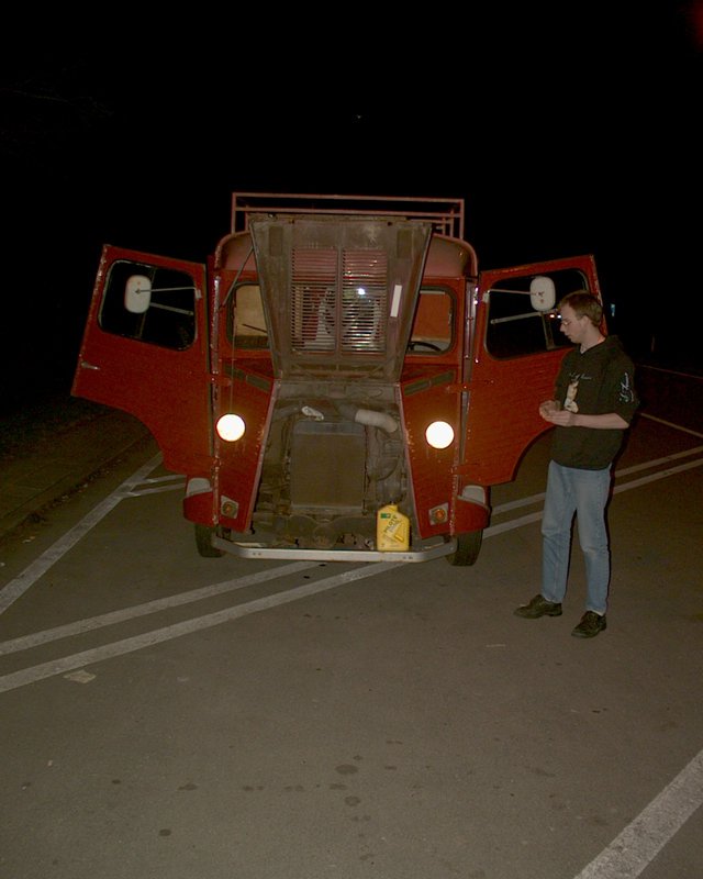 Eerste hulp onderweg, olielampje begon te knipperen, zo'n 40KM voor we thuis waren. Waarom dan de voorklep open? Sja, was even zoeken waar de peilstok zat, was nogal donker, met klep open kwam er net wat meer licht binnen :)