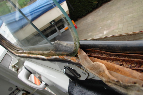 Foto 3: even de voering lostrekken.