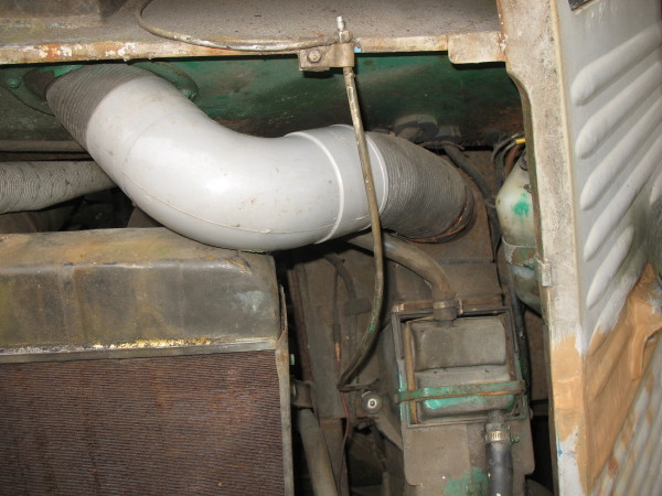Regenpijp 80mm bocht 90 graden als reparatie van de pijp van de ventilatie.