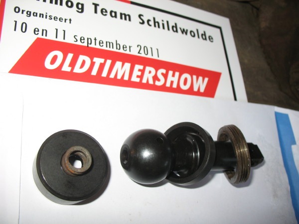 De nieuwe kogelbout voor onderin de fusee, met veertje op de bovenste cup om het dopje op zijn plek te houden. Schildwolde kan ik aanbevelen als weekeinde om eens lekker tussen de andere oldtimers te gaan staan en kamperen.